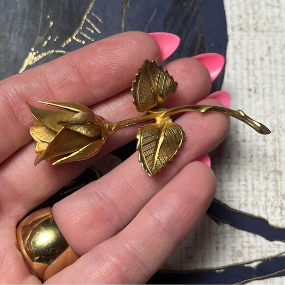 SOLD Vintage Large Delicate Gold Rose Flower Brooch - Picture 7 of 8